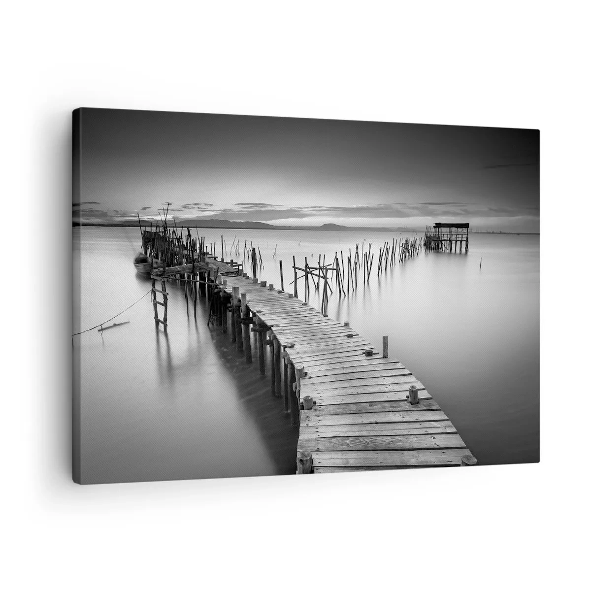 Lærredstryk - Billede på lærred - En træbro ved en rolig sø i grå nuancer - 70x50cm - Stilheden fra en glemt kyst - Moderne vægdekoration til stue og soveværelse ARTTOR