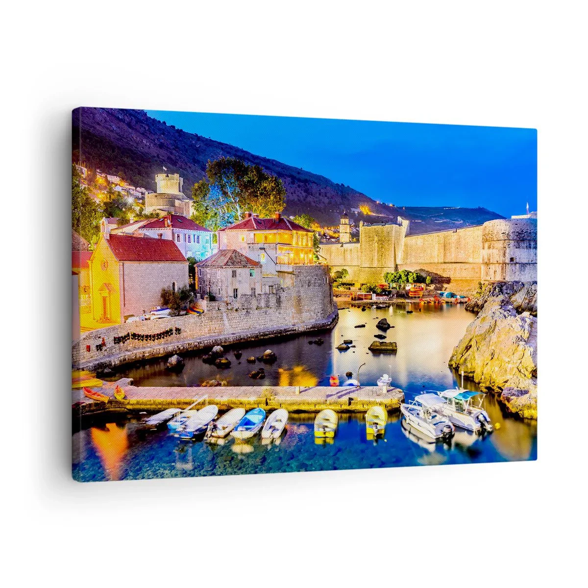 Lærredstryk - Billede på lærred - En malerisk havn om natten med oplyste bygninger - 70x50cm - En lysende nat på Adriaterhavet - Moderne vægdekoration til stue og soveværelse ARTTOR