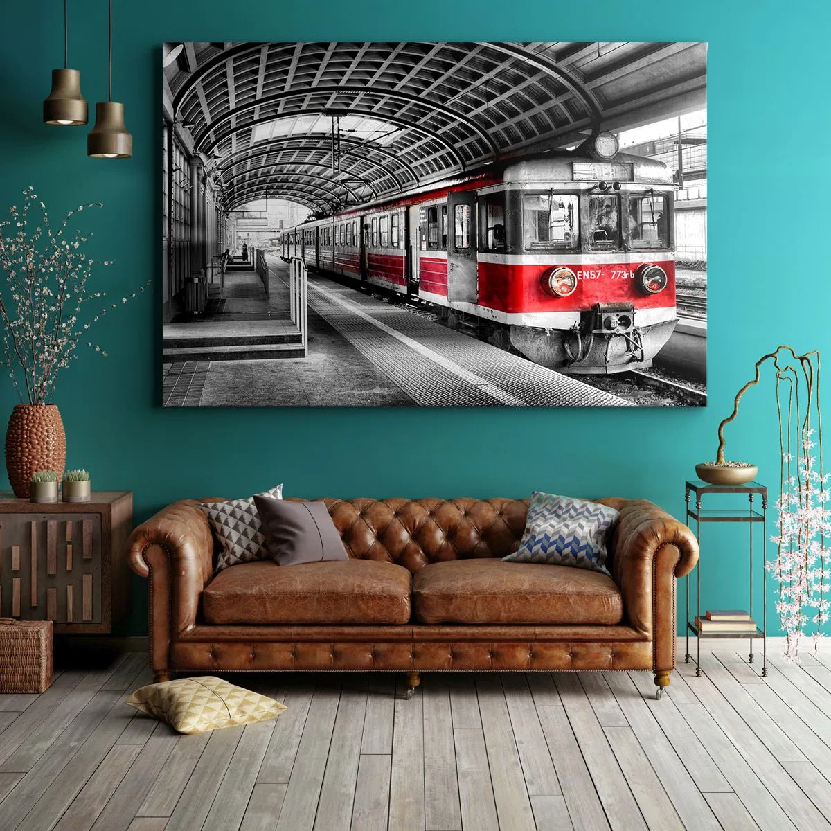 Lærredstryk - Billede på lærred - Rødt tog på stationen under et tag - 70x50cm - Måske en rejse for livet? - Moderne vægdekoration til stue og soveværelse ARTTOR