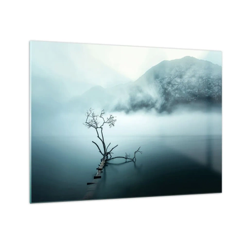 Billede på glas - Et ensomt træ mod baggrunden af bjerge indhyllet i tåge over vandet - 70x50cm - Ud af vand og tåge - Moderne vægdekoration til stue og soveværelse ARTTOR