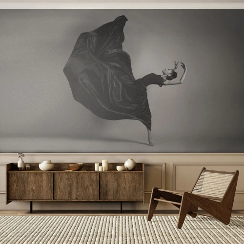 Fototapet Standard Eco - En danser i en sort kjole fanget i dynamisk bevægelse - 100x70cm - Bevinget af musik - Moderne vægdekoration til stue og soveværelse ARTTOR