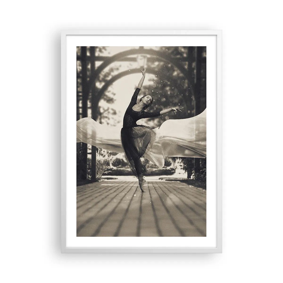 Plakat i hvid ramme - Dans i haven - 50x70 cm