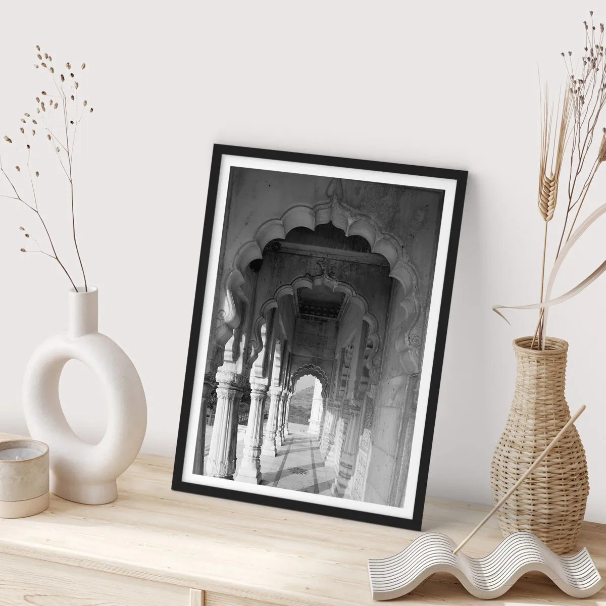 Plakat i sort ramme - Sort-hvidt fotografi af arkitektur med søjler - 50x70cm - Det er her, fortællingerne fra Østen sker - Moderne vægdekoration til stue og soveværelse ARTTOR