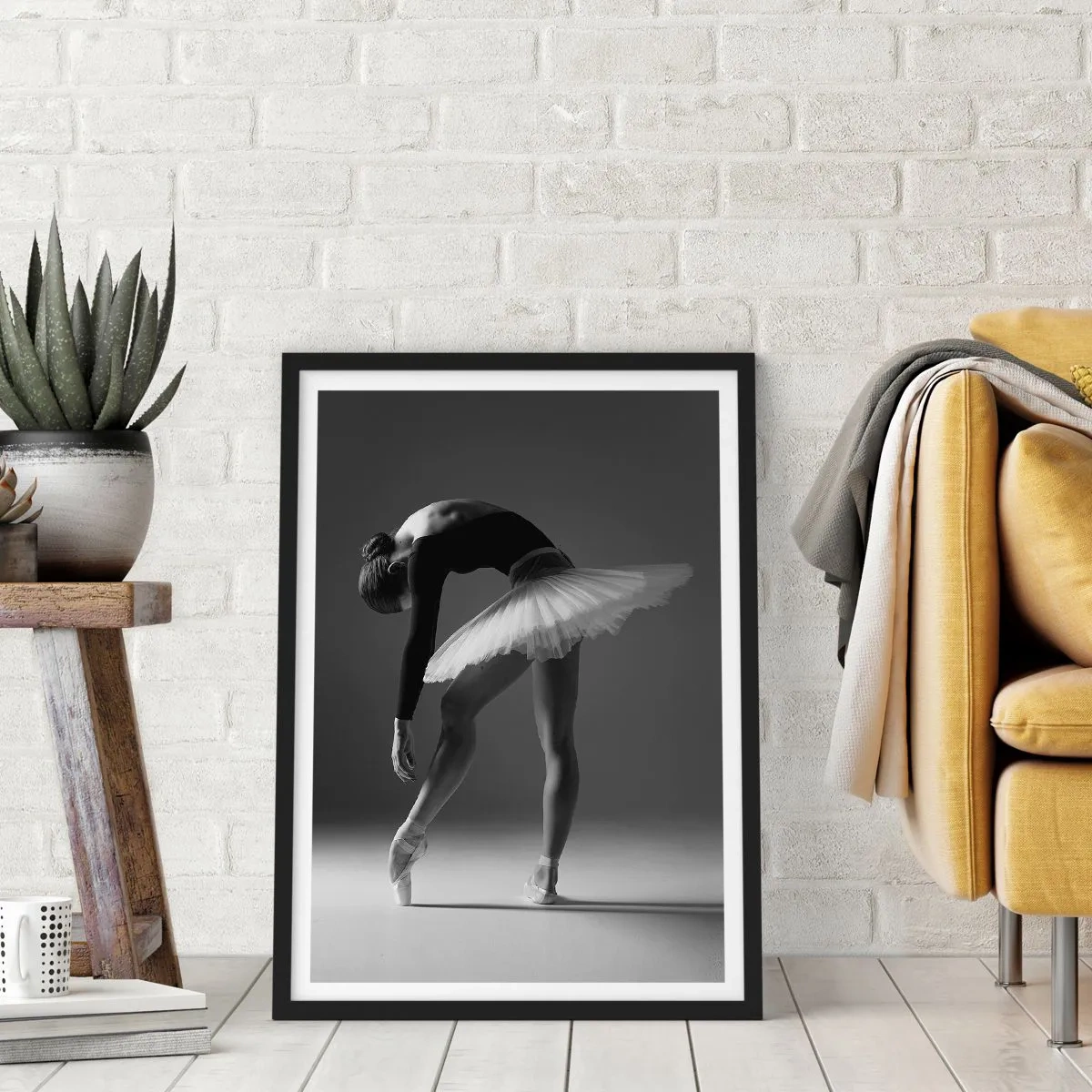 Plakat i sort ramme - En ballerina i en sort-hvid komposition i en elegant positur - 50x70cm - Bella balerina - Moderne vægdekoration til stue og soveværelse ARTTOR