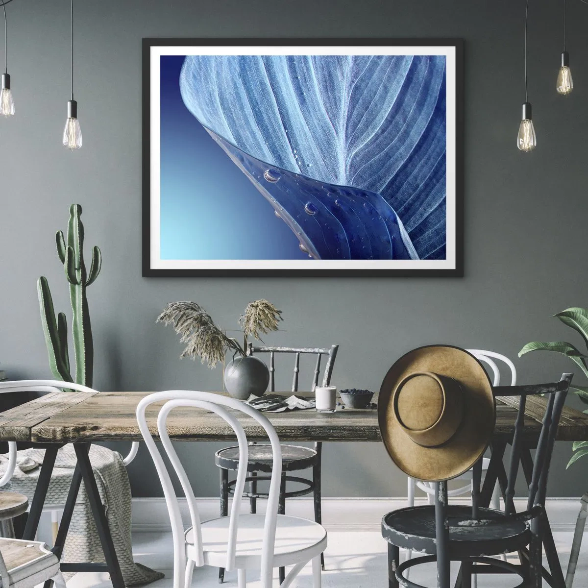 Plakat i sort ramme - Skjulte dråber af blåt - 70x50 cm