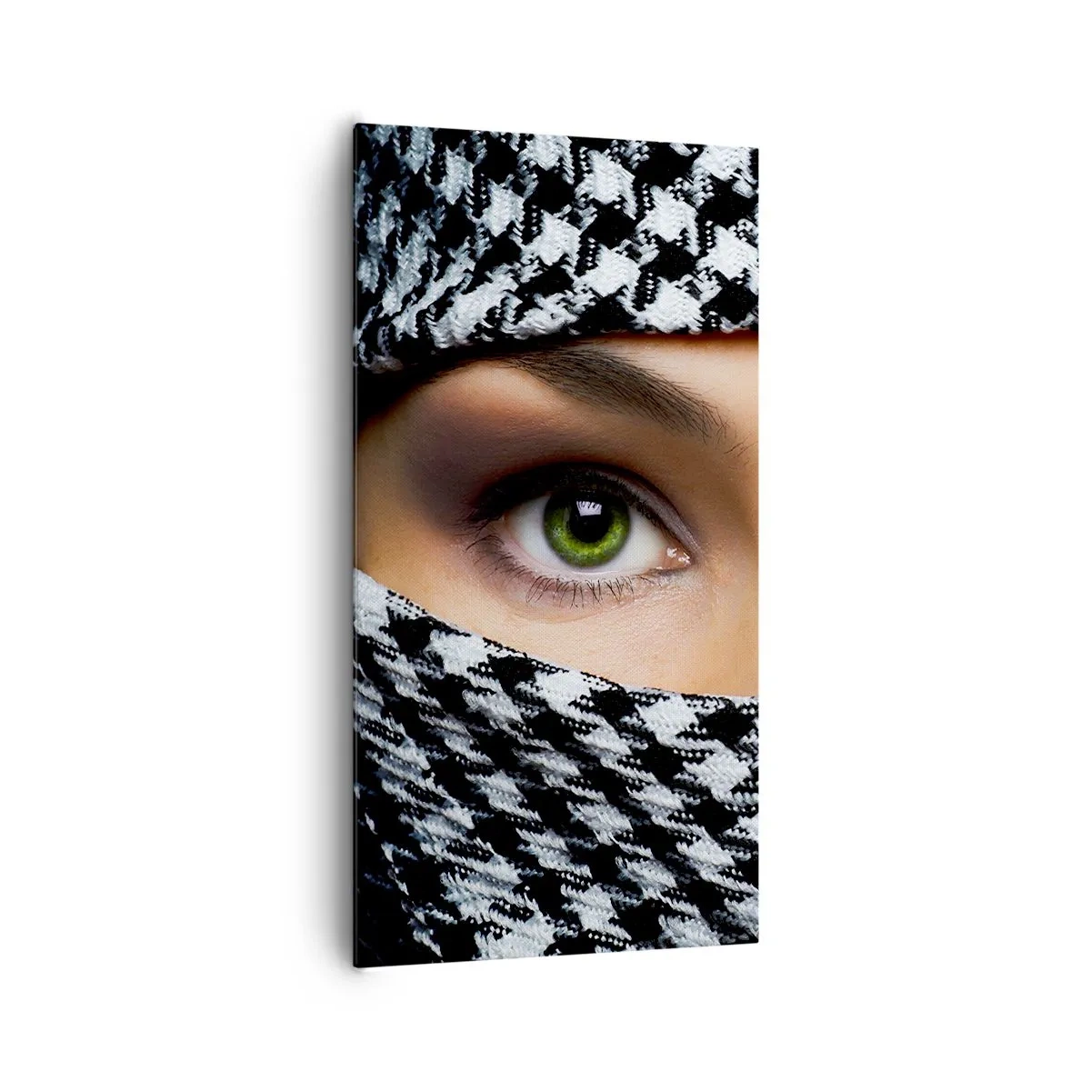 Lærredstryk - Billede på lærred - Et portræt af en sur grønøjede skønhed med grønne øjne - 65x120 cm