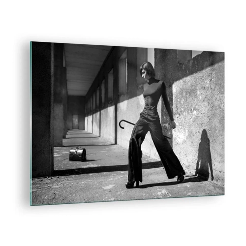 Billede på glas - Sort-hvidt fotografi af en kvinde i et elegant outfit i bymæssige omgivelser. - 70x50cm -  Byens elegance - Moderne vægdekoration til stue og soveværelse ARTTOR