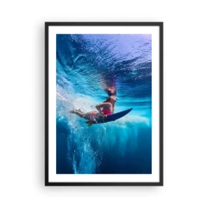 Plakat i sort ramme - En surfer fordybet i havets turkise dyb - 50x70cm - Dybden af glæde - Moderne vægdekoration til stue og soveværelse ARTTOR
