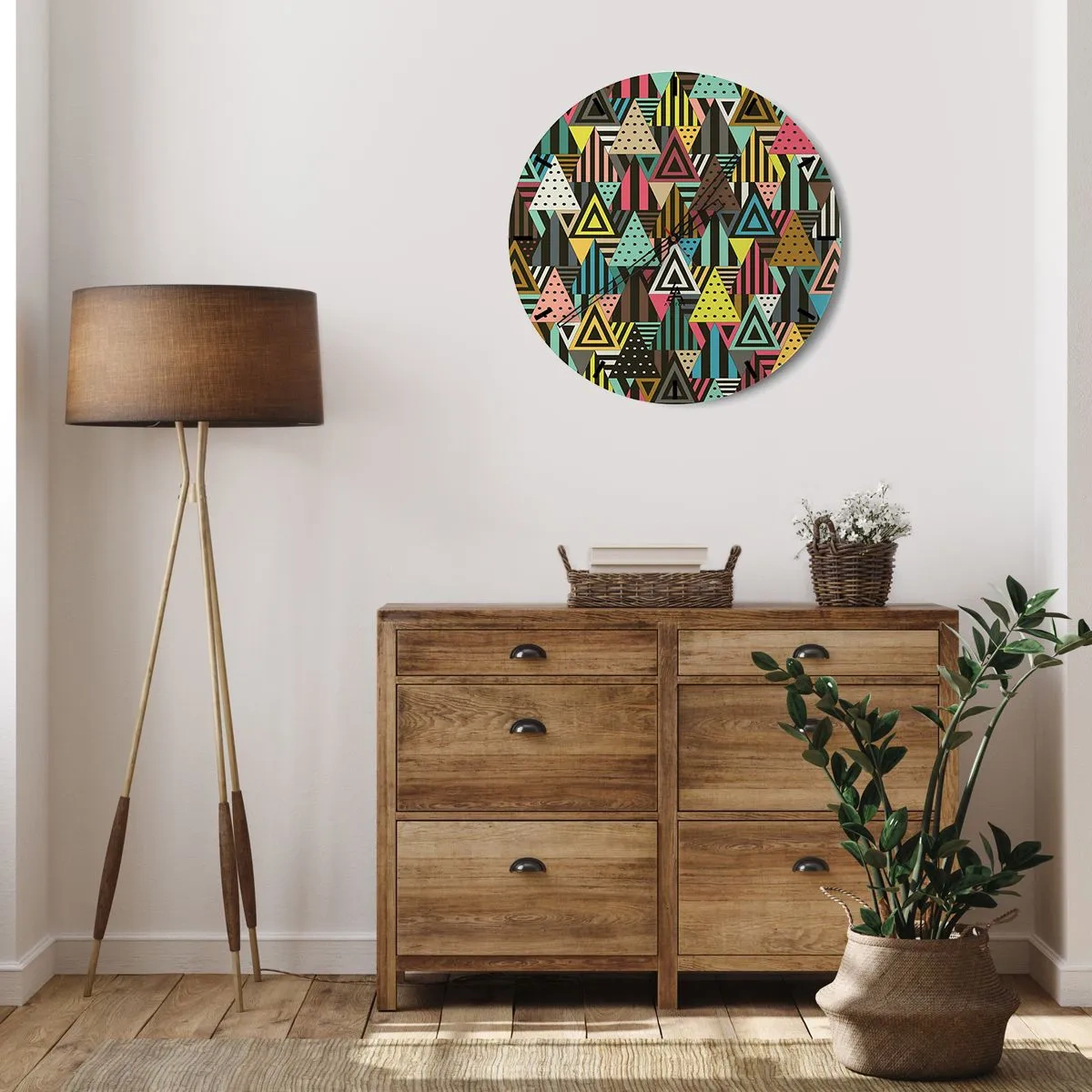Vægur, Uret - Farverige trekanter i et geometrisk mønster på en mørk baggrund - 30x30cm - I takt på tre - Moderne vægdekoration til stue, køkken og soveværelse ARTTOR