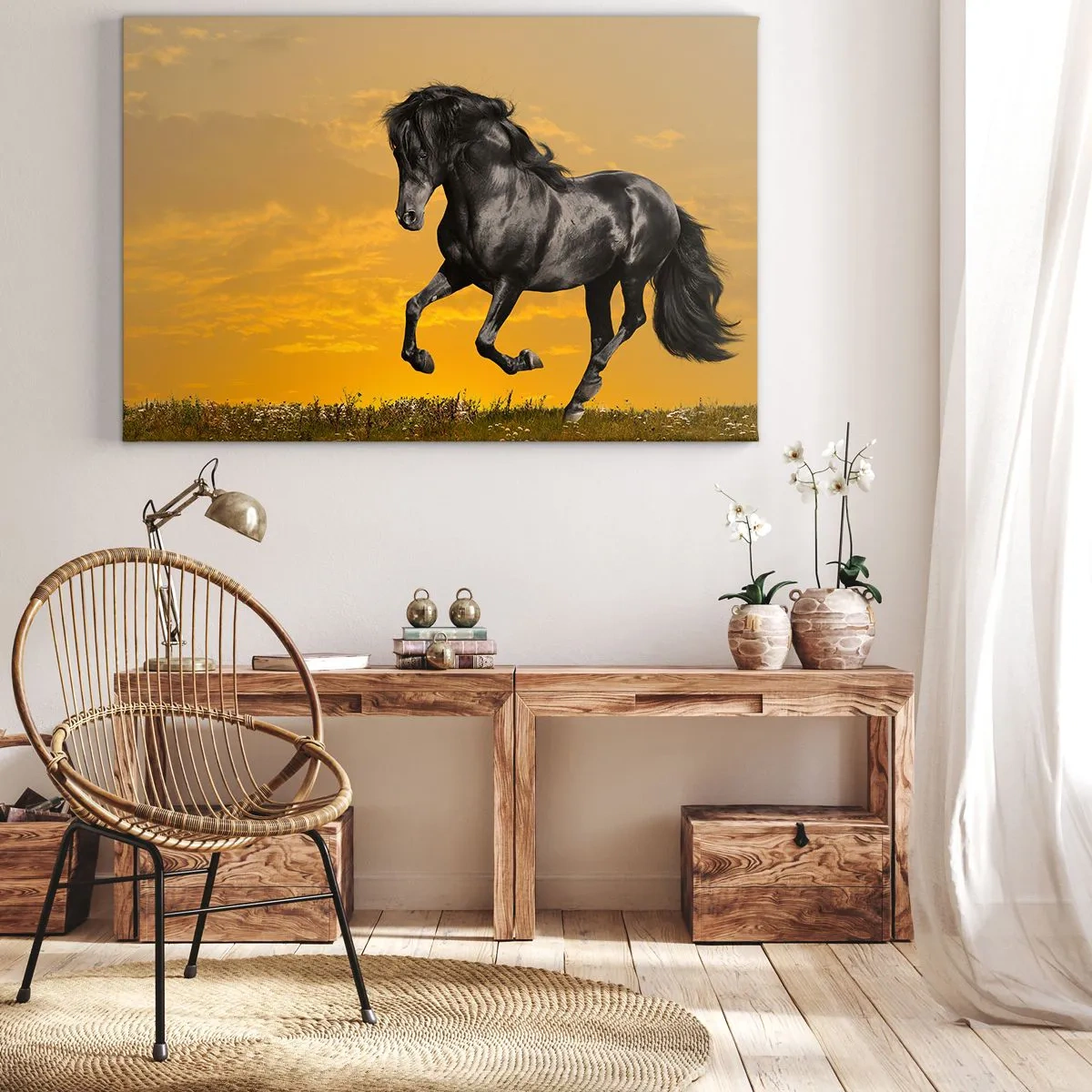 Lærredstryk - Billede på lærred - En sort hest galoperer mod en gylden solnedgangs baggrund. - 70x50cm - Smuk, fri og vild - Moderne vægdekoration til stue og soveværelse ARTTOR