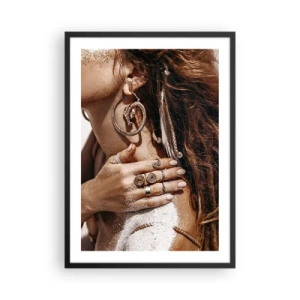 Plakat i sort ramme - Detalje af smykker på sandfarvet læderbaggrund - 50x70cm - Dronning af den vilde strand - Moderne vægdekoration til stue og soveværelse ARTTOR