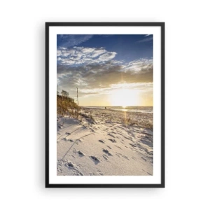 Plakat i sort ramme - En sandstrand oplyst af den nedgående sol - 50x70cm - Indbydelse til en vandretur - Moderne vægdekoration til stue og soveværelse ARTTOR