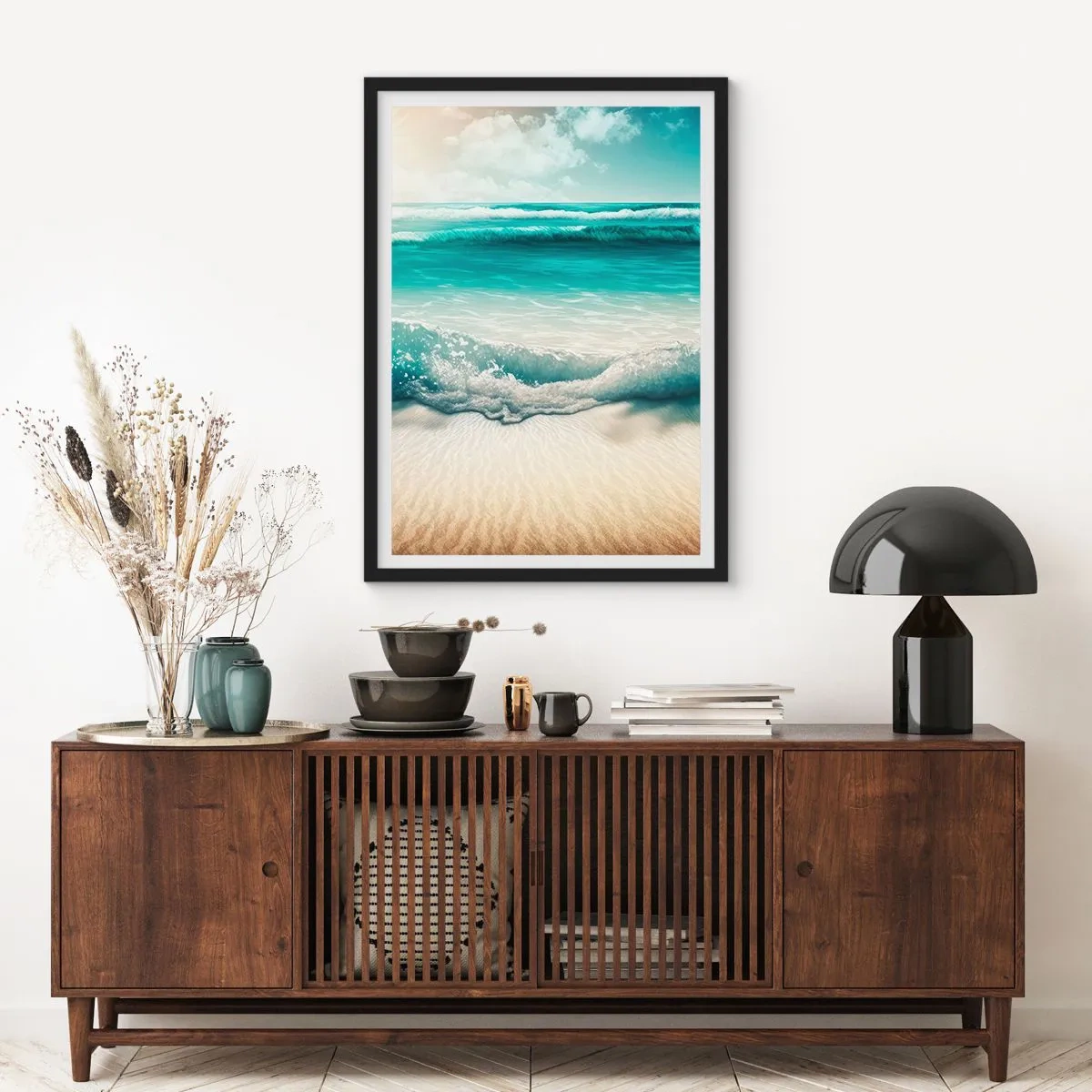 Plakat i sort ramme - Turkisblå bølger, der slår ned på den gyldne sandstrand - 50x70cm - Havets ro - Moderne vægdekoration til stue og soveværelse ARTTOR