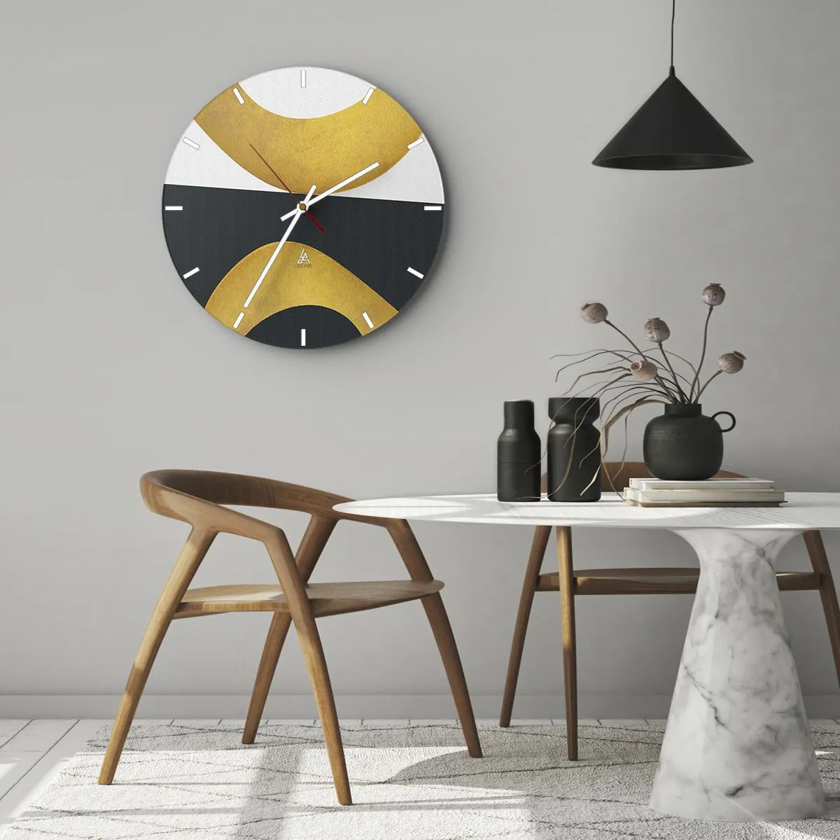 Vægur, Uret - Abstrakte gyldne former på en sort-hvid baggrund - 30x30cm - Først: guld - Moderne vægdekoration til stue, køkken og soveværelse ARTTOR