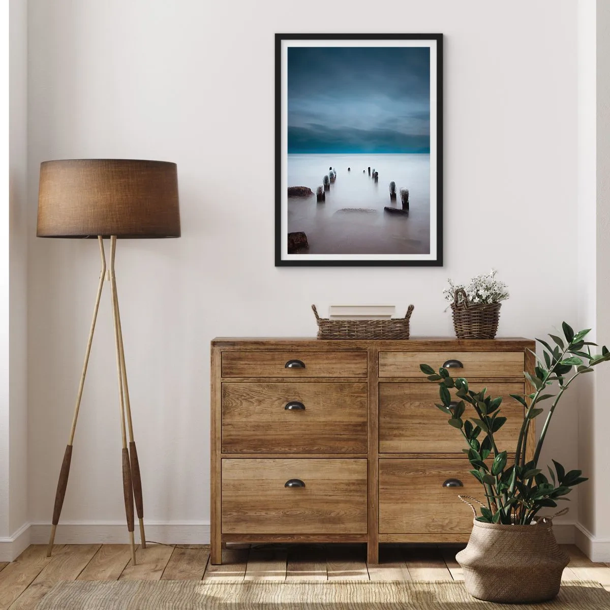 Plakat i sort ramme - Et stemningsfuldt syn på træpæle i vandet - 50x70cm - En betænksom sø - Moderne vægdekoration til stue og soveværelse ARTTOR