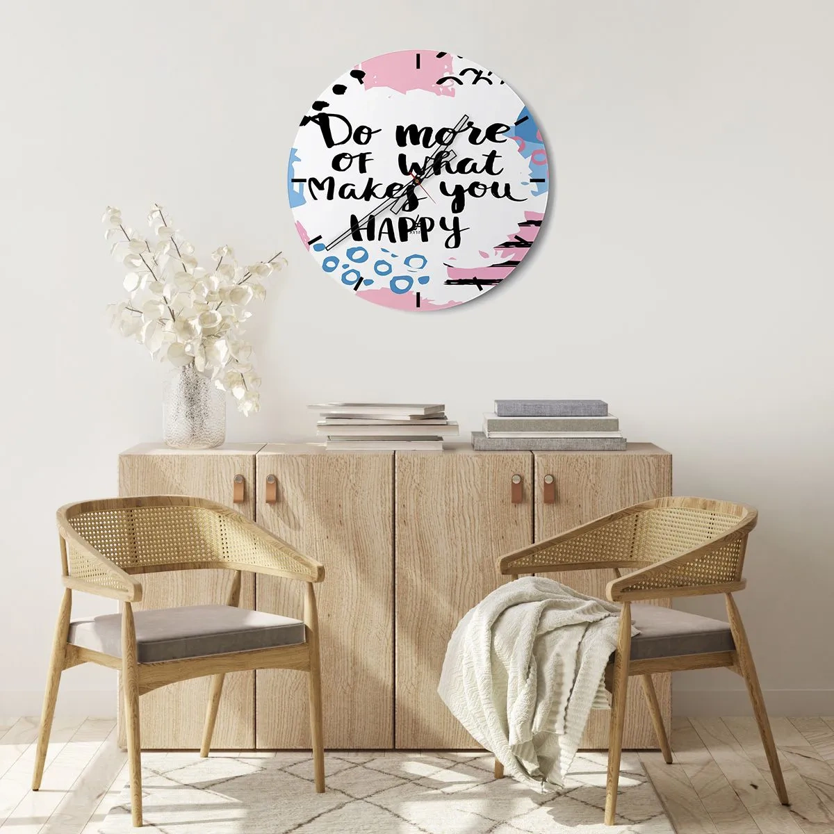 Vægur, Uret - Indskriften "Gør mere af det, der gør dig glad" på en lys baggrund - 30x30cm - Hvordan man bliver lykkelig - Moderne vægdekoration til stue, køkken og soveværelse ARTTOR