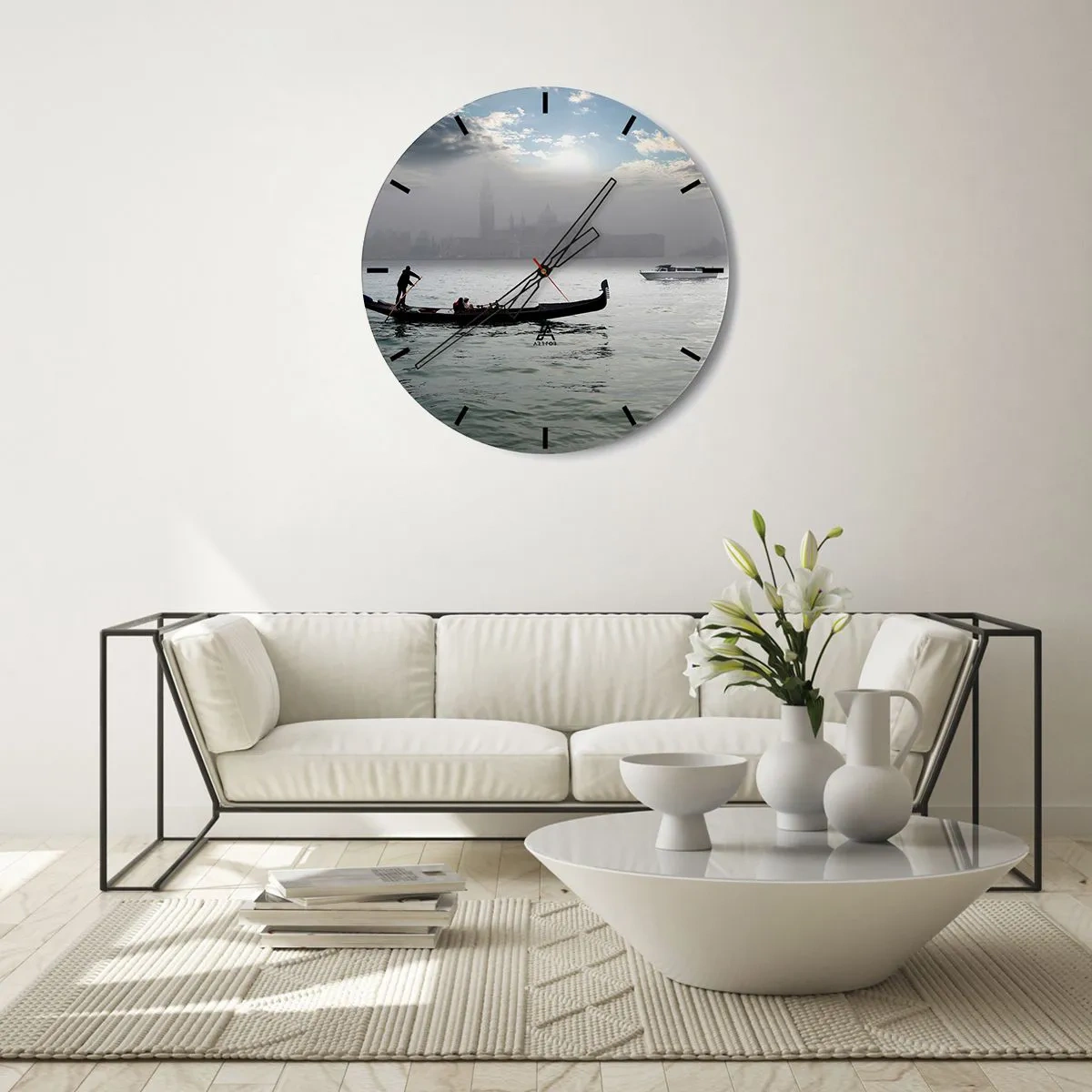 Vægur, Uret - En gondol på roligt vand med et tåget landskab i baggrunden - 30x30cm - En fabelagtig by af vand og tåge - Moderne vægdekoration til stue, køkken og soveværelse ARTTOR