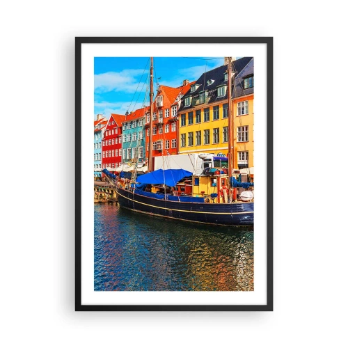 Plakat i sort ramme - Farverige lejlighedshuse ved en kanal med en båd - 50x70cm - Glædelig kaj - Moderne vægdekoration til stue og soveværelse ARTTOR