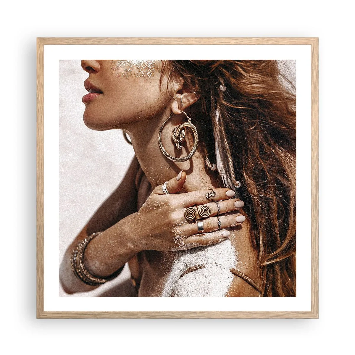 Plakat i ramme af lyst egetræ - Dronning af den vilde strand - 60x60 cm