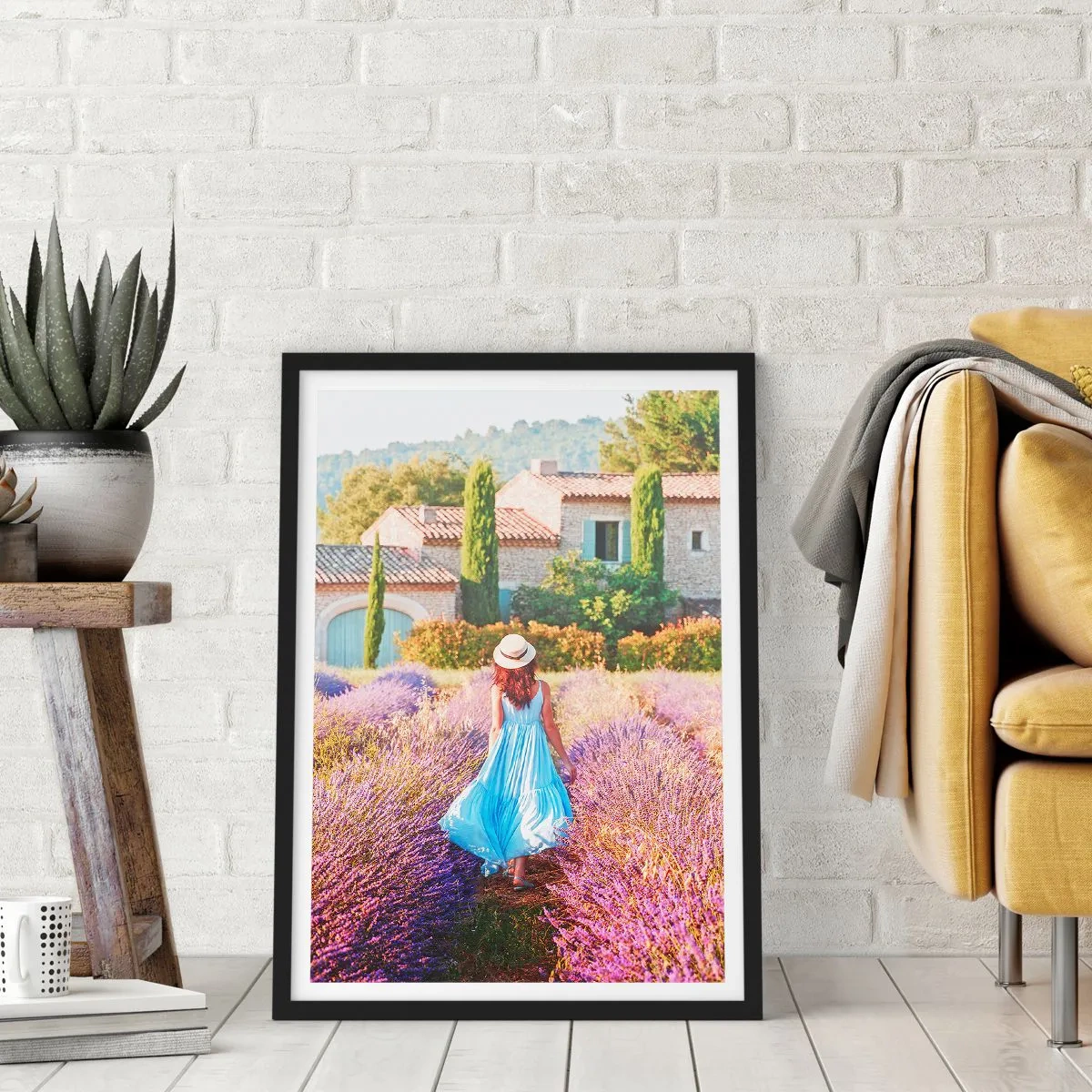 Plakat i sort ramme - En kvinde i en blå kjole går gennem en lavendelmark. - 50x70cm - Lavendel pige - Moderne vægdekoration til stue og soveværelse ARTTOR