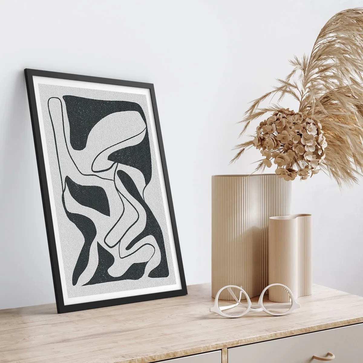 Plakat i sort ramme - Sort-hvid abstraktion med organiske former - 50x70cm - Abstrakt leg i en labyrint - Moderne vægdekoration til stue og soveværelse ARTTOR
