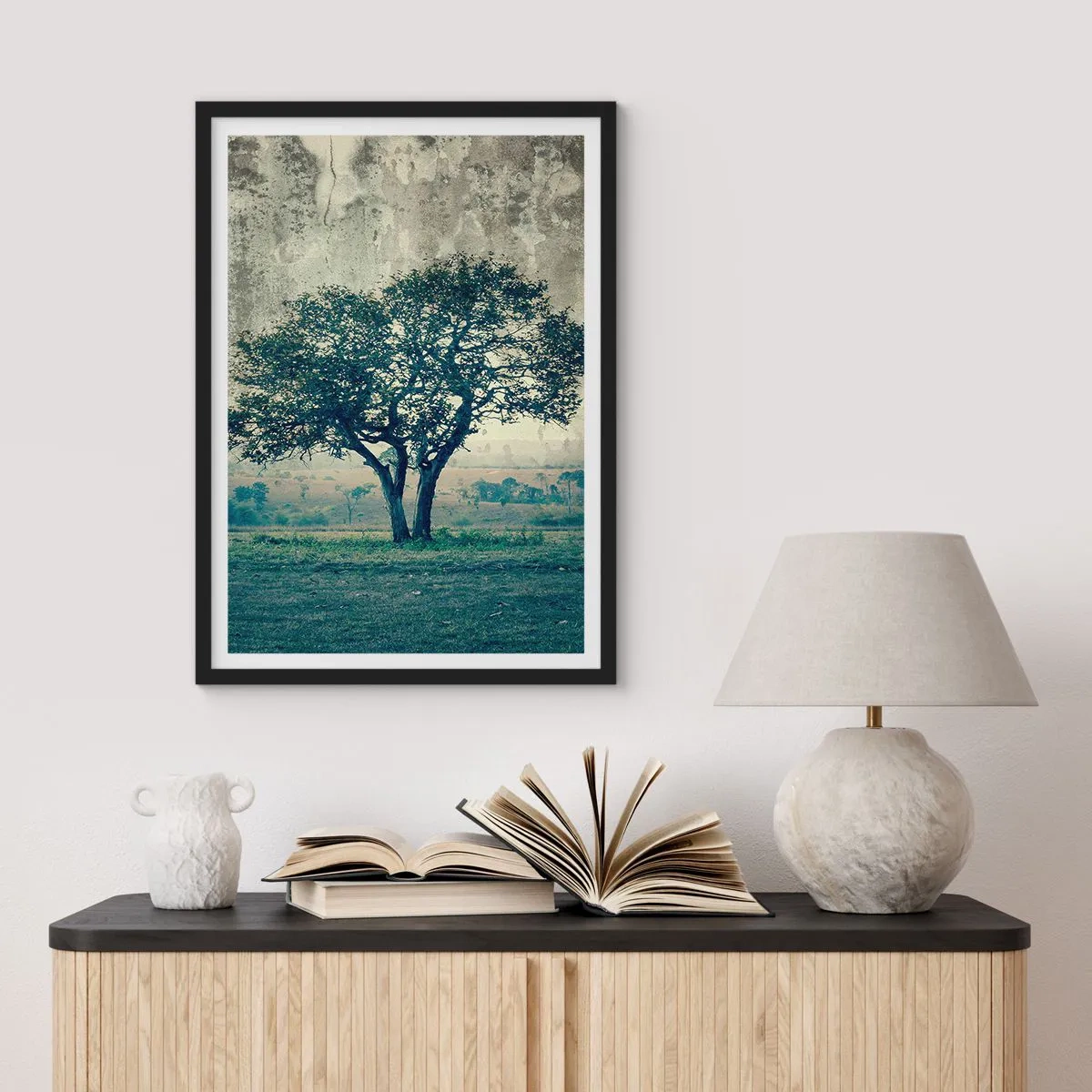 Plakat i sort ramme - Et ensomt træ i et rustikt landskab - 50x70cm - Et æbletræ på en blå membran? - Moderne vægdekoration til stue og soveværelse ARTTOR