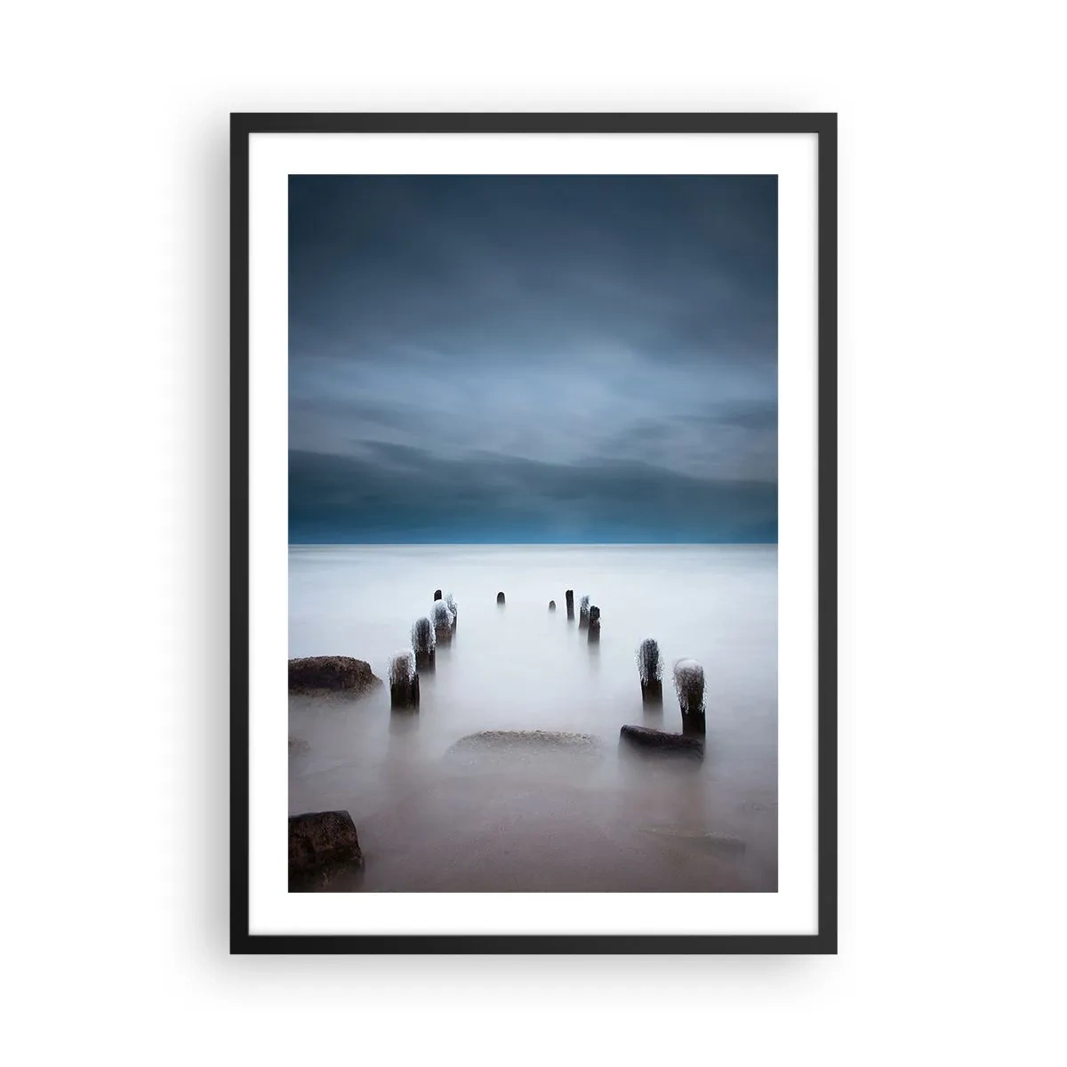Plakat i sort ramme - Et stemningsfuldt syn på træpæle i vandet - 50x70cm - En betænksom sø - Moderne vægdekoration til stue og soveværelse ARTTOR