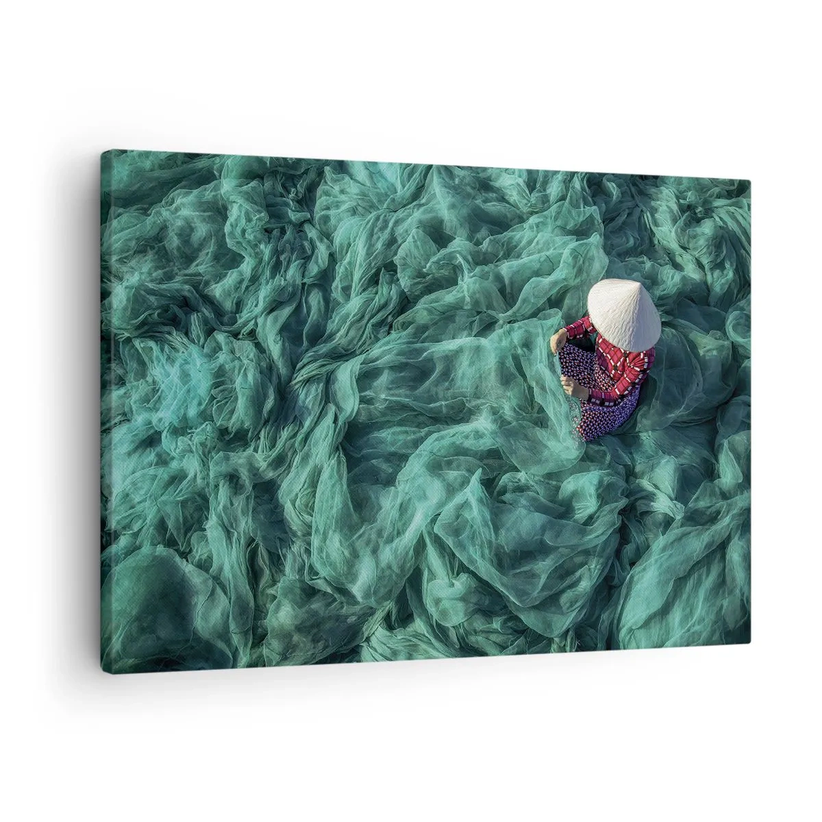 Lærredstryk - Billede på lærred - En person med en hat blandt grønne fiskenet - 70x50cm - I et hav af lys - Moderne vægdekoration til stue og soveværelse ARTTOR