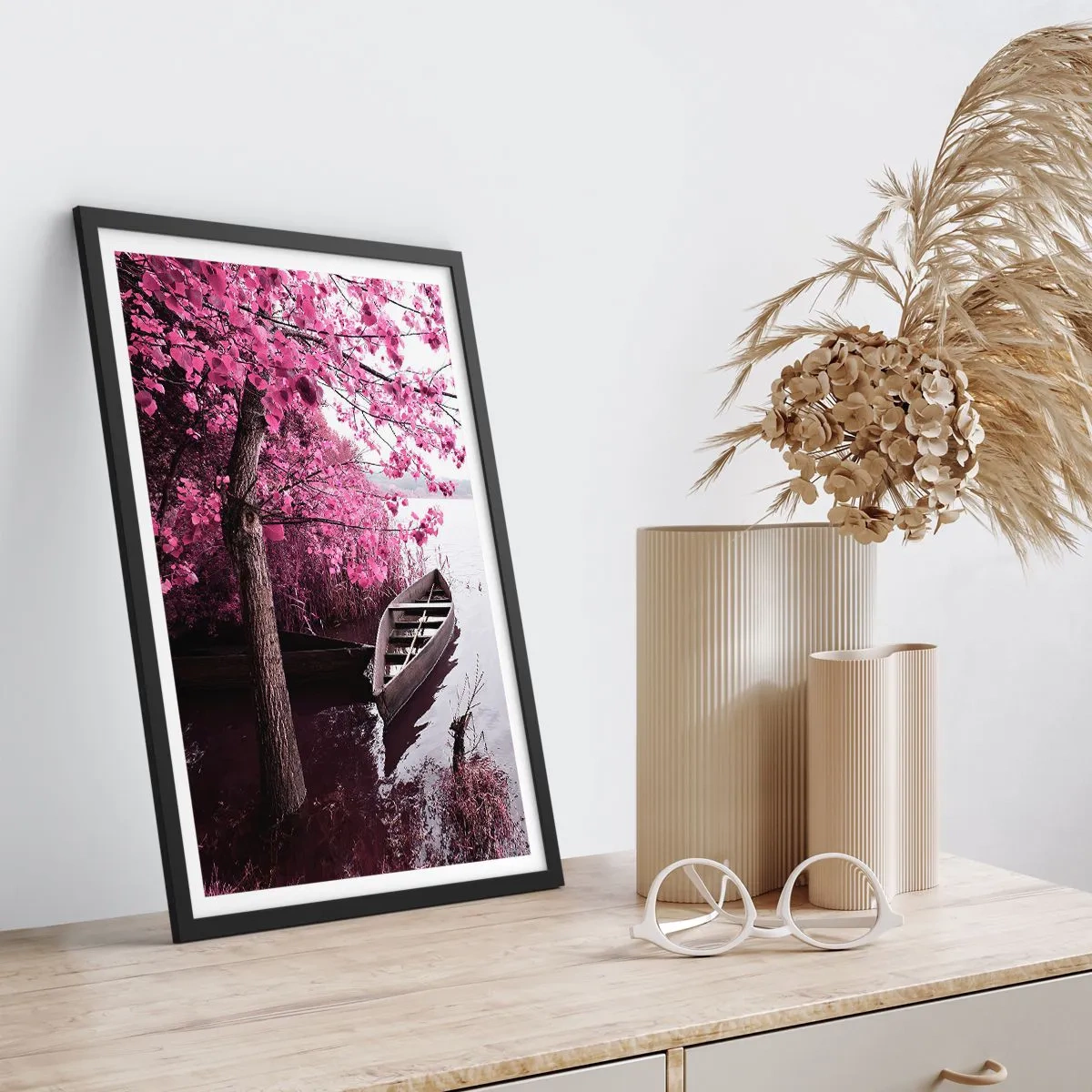 Plakat i sort ramme - I lyserød stilhed - 70x100 cm