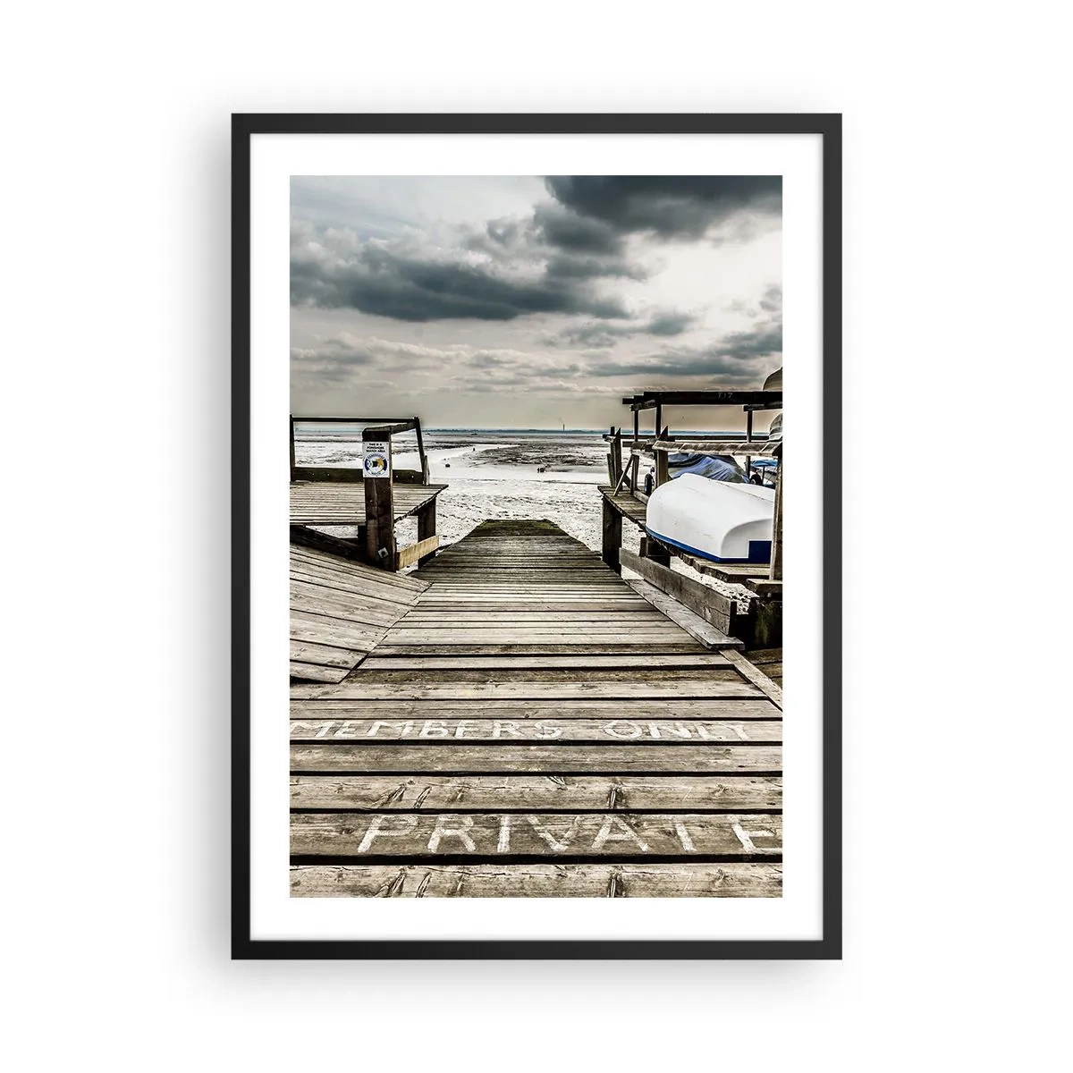 Plakat i sort ramme - Træbro over havet - 50x70cm - Stranden i nord - Moderne vægdekoration til stue og soveværelse ARTTOR
