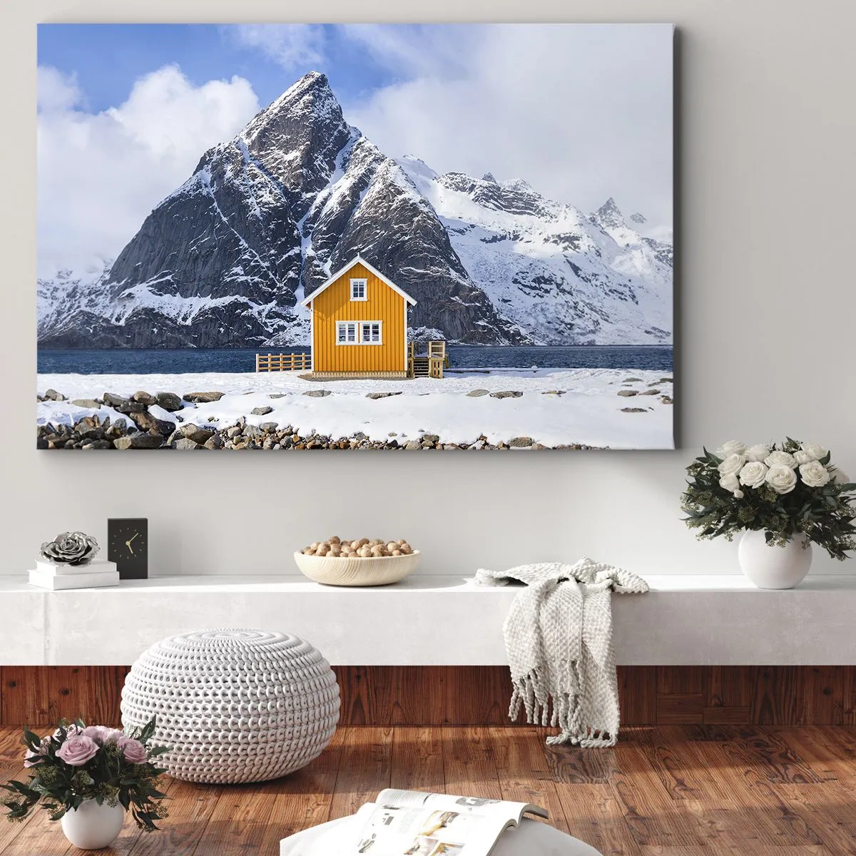 Lærredstryk - Billede på lærred - Et gult hus mod en baggrund af snedækkede bjerge og havet - 70x50cm - Skandinavisk ferie - Moderne vægdekoration til stue og soveværelse ARTTOR