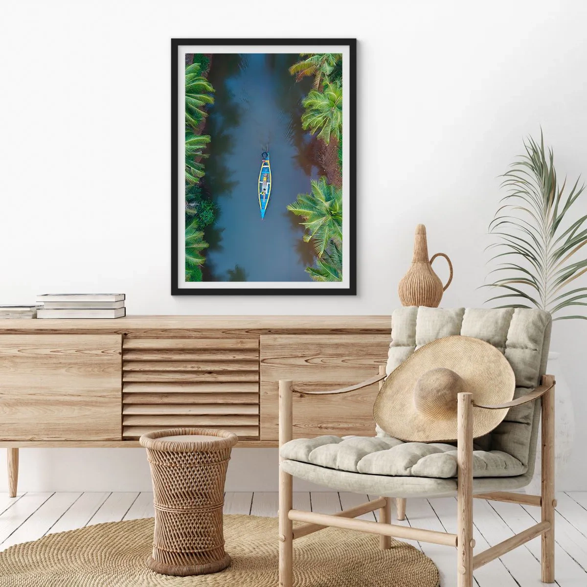 Plakat i sort ramme - Luftfoto af en båd, der flyder på en tropisk flod - 50x70cm - På en tropisk sti - Moderne vægdekoration til stue og soveværelse ARTTOR