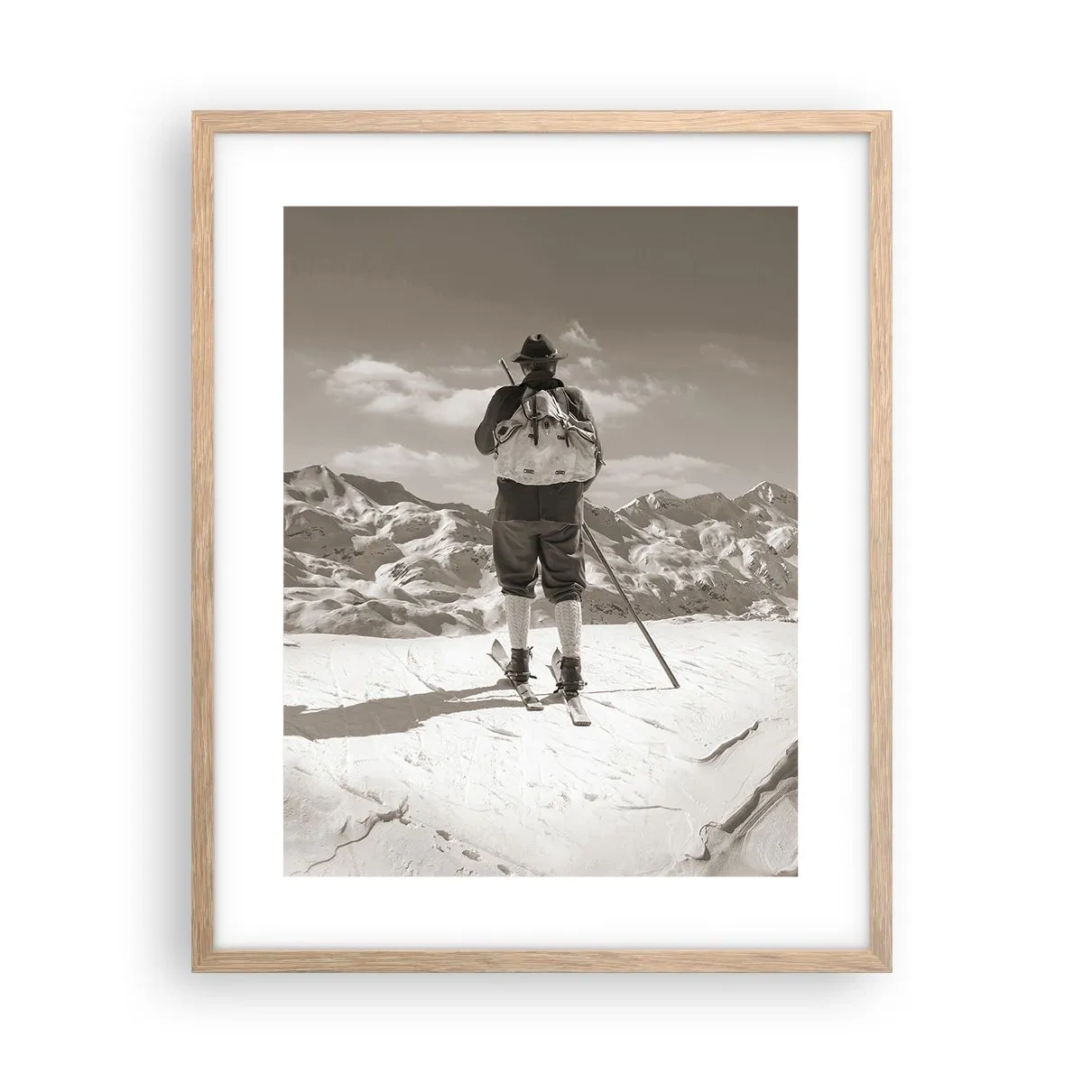 Plakat i ramme af lyst egetræ - Og bjergene er de samme - 40x50 cm