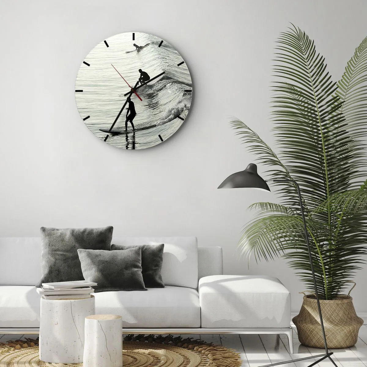 Vægur, Uret - Surfere fanger morgenbølger på et roligt hav - 30x30cm - Mødet med bølgen - Moderne vægdekoration til stue, køkken og soveværelse ARTTOR