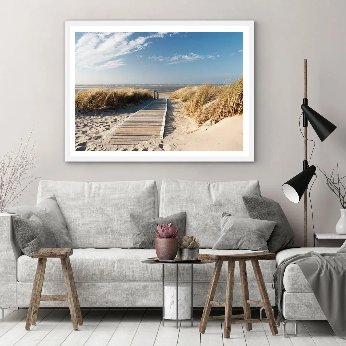 Plakat i hvid ramme - Bag klitten, i græssets summen - 91x61 cm