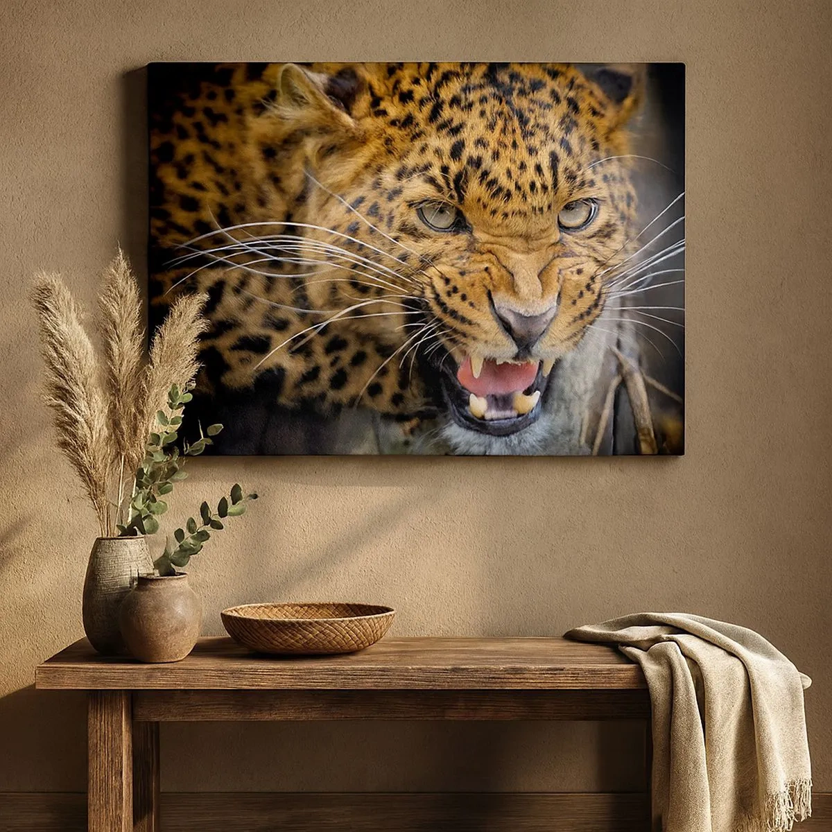 Lærredstryk - Billede på lærred - Et nærbillede af en truende leopard med blottede hugtænder. - 70x50cm - Kom ikke op, jeg advarer dig! - Moderne vægdekoration til stue og soveværelse ARTTOR