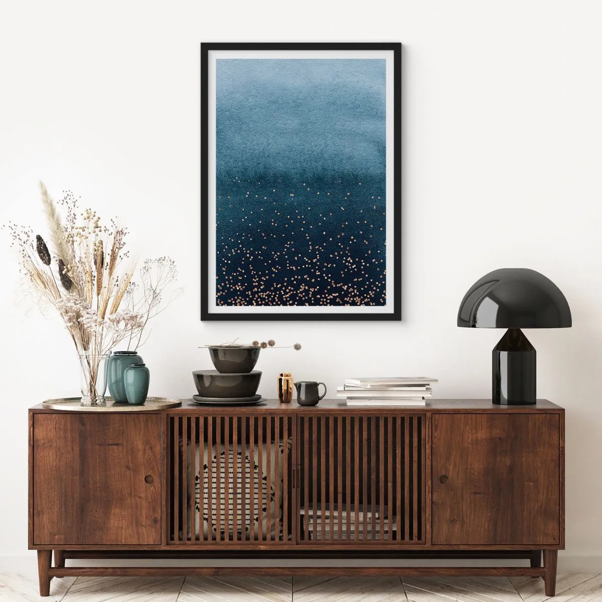 Plakat i sort ramme - Blå gradient med guld accenter - 50x70cm - Sammensætning - blå faser - Moderne vægdekoration til stue og soveværelse ARTTOR
