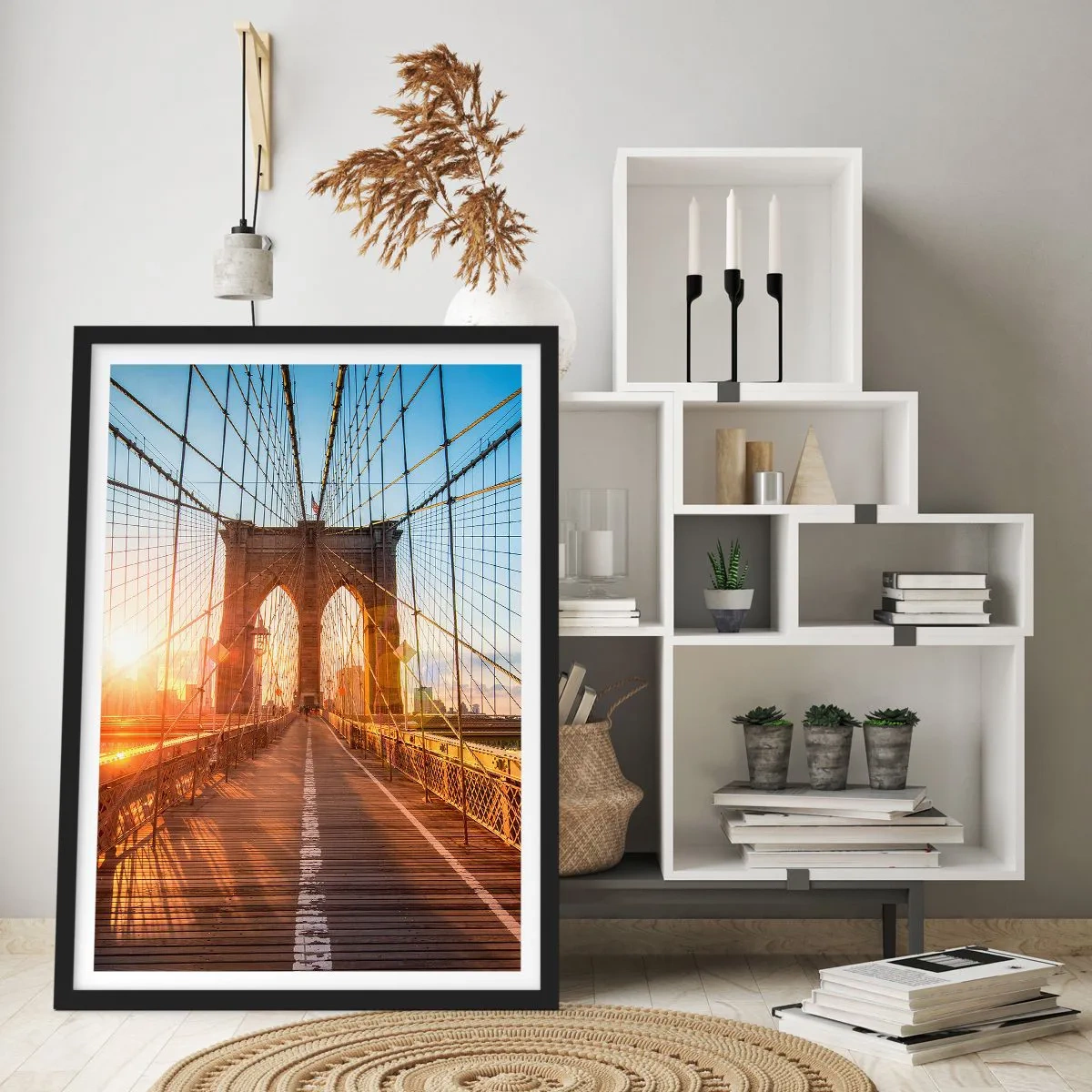 Plakat i sort ramme - Brooklyn Bridge oplyst af den opgående sols stråler - 50x70cm - På den gyldne bro - Moderne vægdekoration til stue og soveværelse ARTTOR