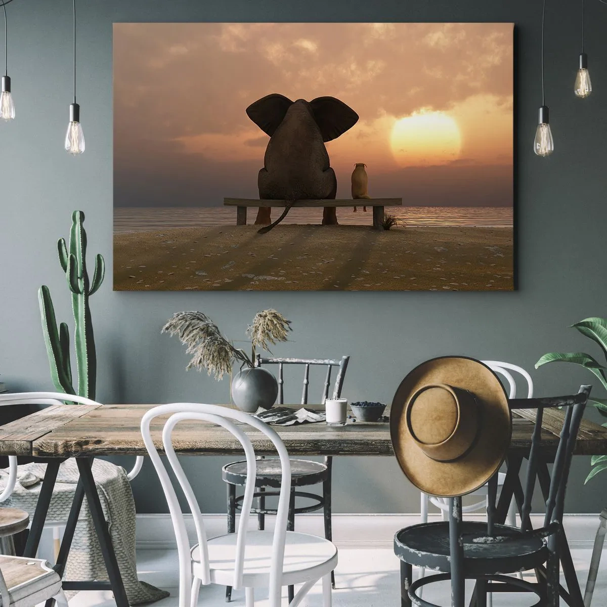 Lærredstryk - Billede på lærred - En elefant og en hund sidder på en bænk på stranden under solnedgang. - 70x50cm - Det er godt at være stille sammen - Moderne vægdekoration til stue og soveværelse ARTTOR