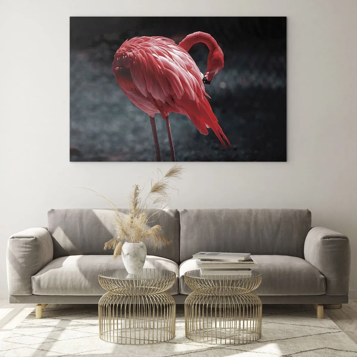 Billede på glas - En flamingo i intense røde nuancer på en mørk baggrund - 70x50cm - Et karmosinrødt naturdigt - Moderne vægdekoration til stue og soveværelse ARTTOR