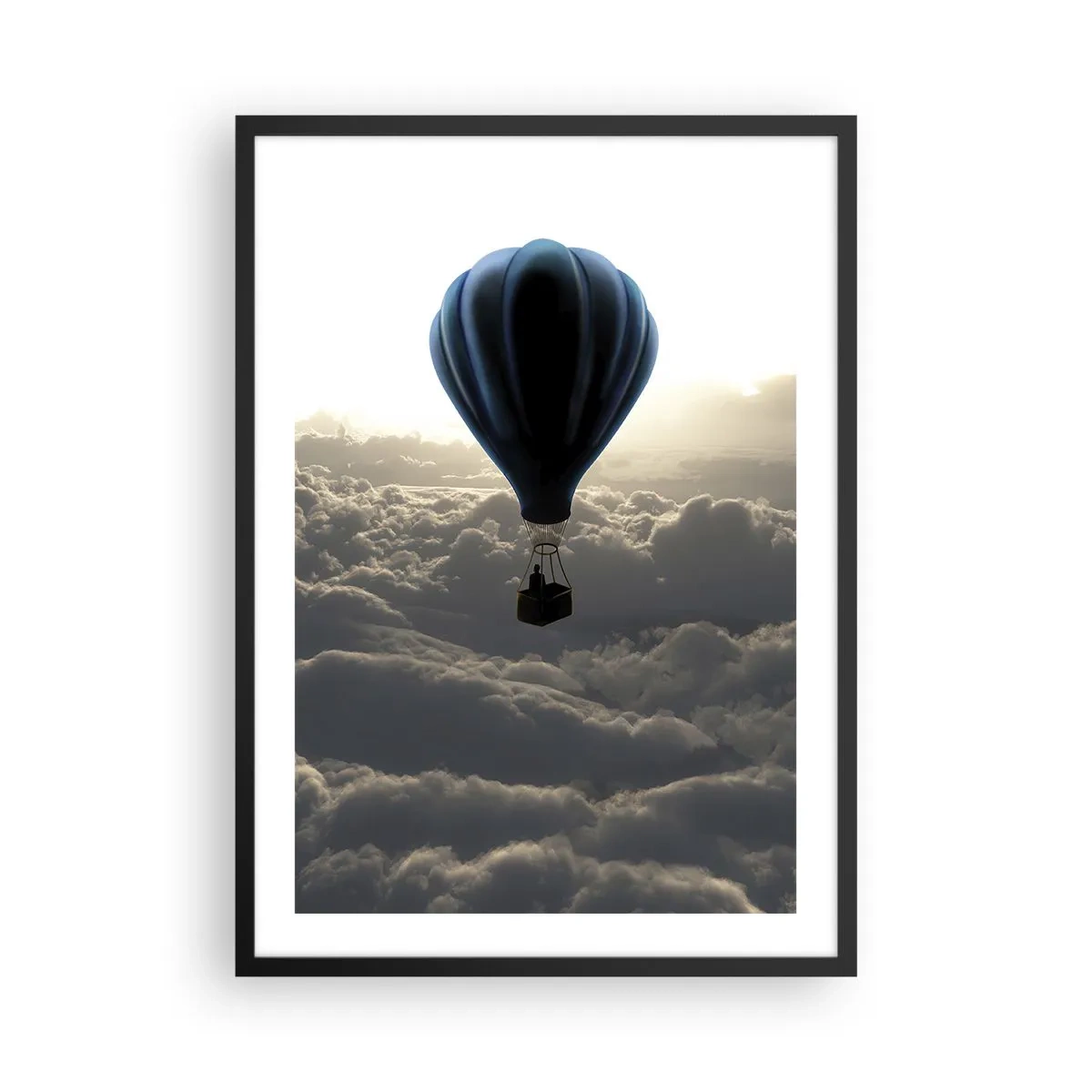 Plakat i sort ramme - En sort ballon, der svæver over skyerne - 50x70cm - Vandringsmand over skyerne - Moderne vægdekoration til stue og soveværelse ARTTOR