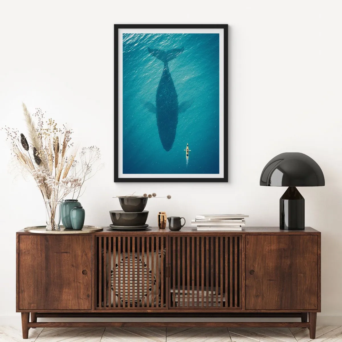 Plakat i sort ramme - Kajak på vandet over skyggen af en kæmpe hval - 50x70cm - Møde på havet - Moderne vægdekoration til stue og soveværelse ARTTOR