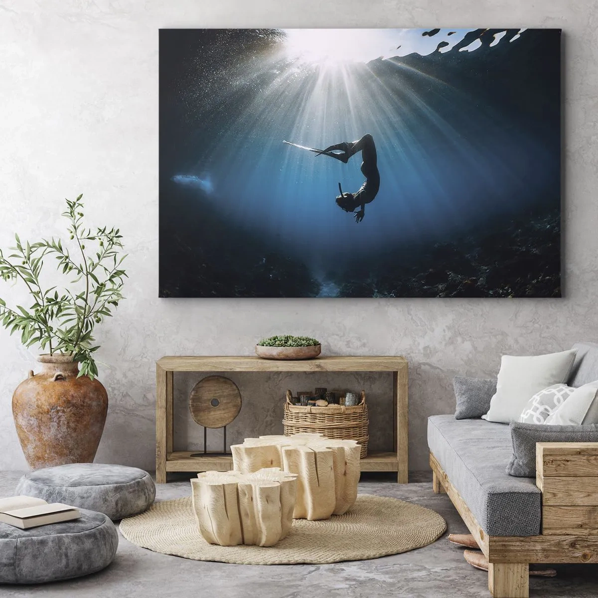 Lærredstryk - Billede på lærred - En dykker, der flyder i en lysstråle under vandet - 70x50cm - Undervandsdans - Moderne vægdekoration til stue og soveværelse ARTTOR