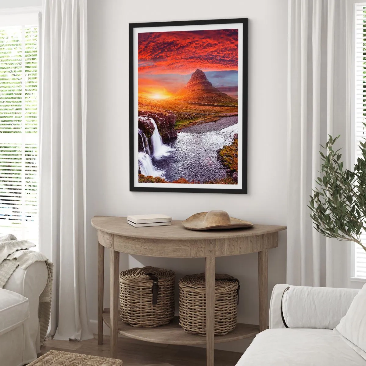 Plakat i sort ramme - Bjerget og vandfaldet oplyst af den nedgående sols stråler - 50x70cm - En udsigt over Midgård - Moderne vægdekoration til stue og soveværelse ARTTOR