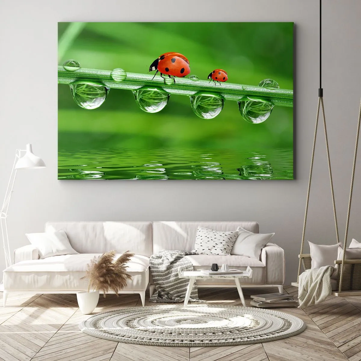 Lærredstryk - Billede på lærred - Mariehøns på et græsstrå med dugdråber i naturlige omgivelser - 70x50cm - På farten hele sommeren - Moderne vægdekoration til stue og soveværelse ARTTOR