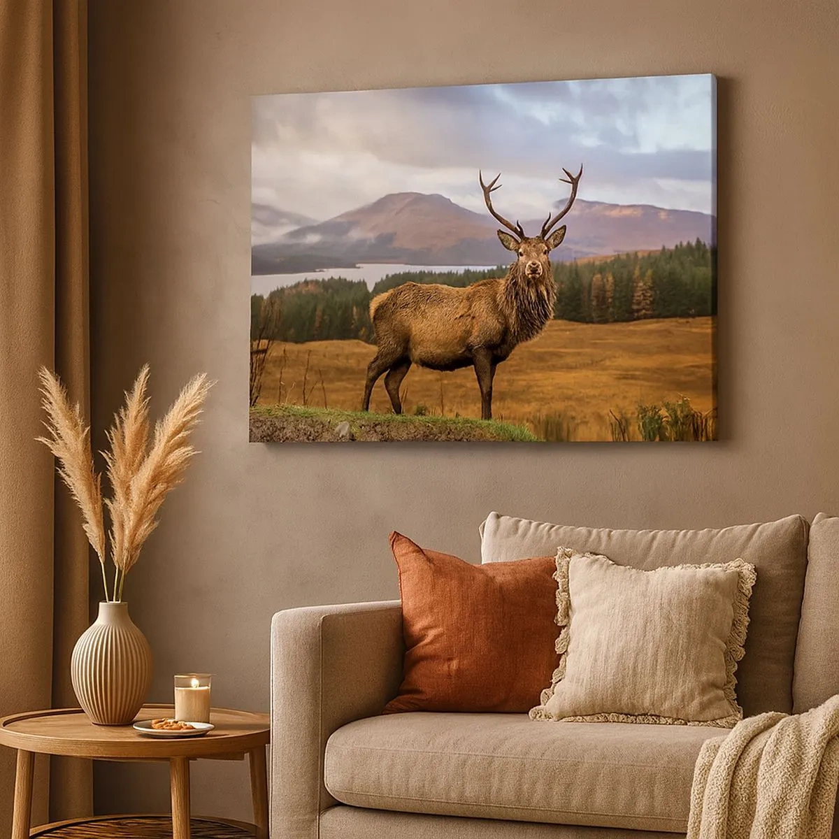 Lærredstryk - Billede på lærred - En hjort mod baggrunden af et bjerglandskab med søer og skov - 70x50cm - Naturens majestæt - Moderne vægdekoration til stue og soveværelse ARTTOR
