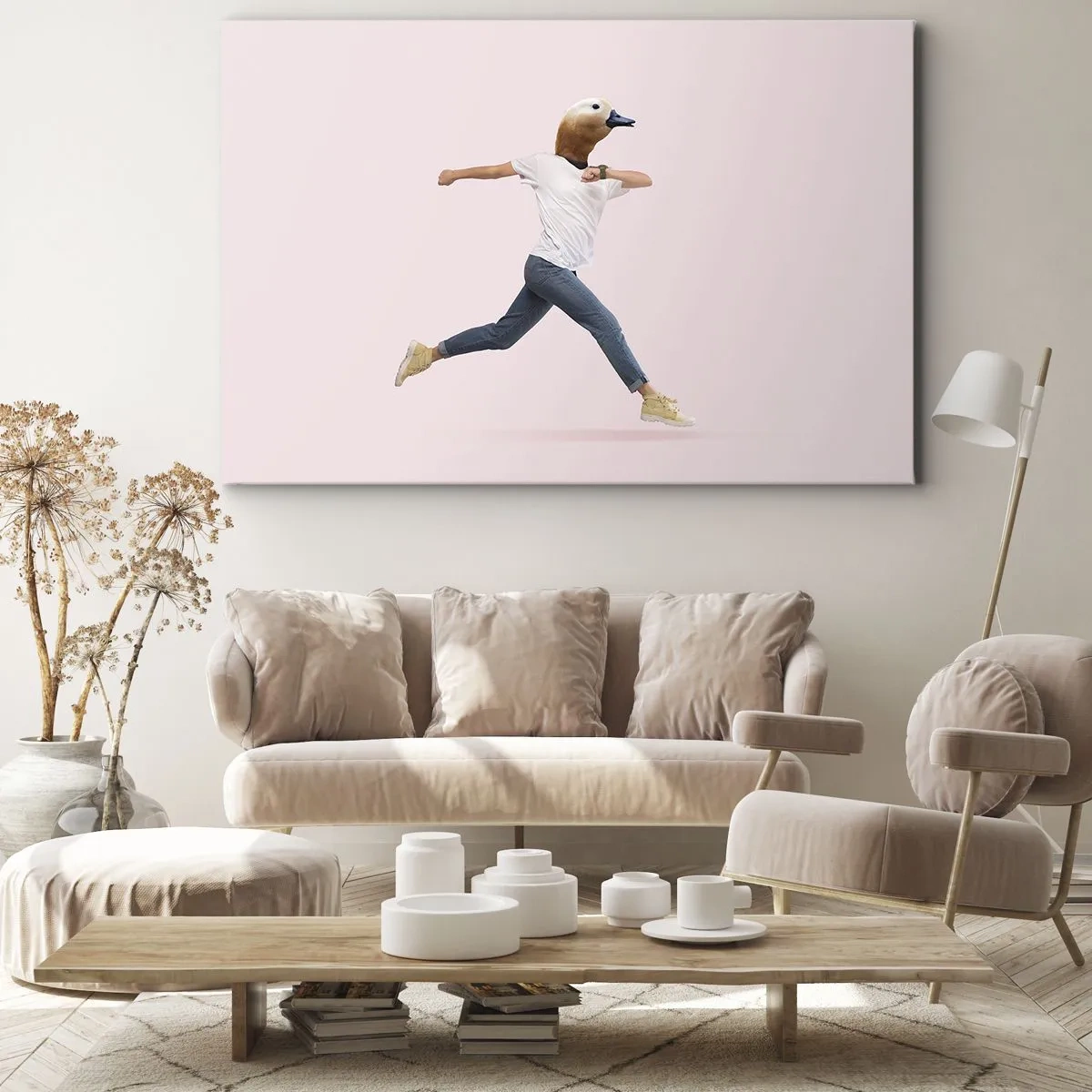 Lærredstryk - Billede på lærred - En surrealistisk figur med et andehoved i bevægelse - 70x50cm - En knivspids absurditet - Moderne vægdekoration til stue og soveværelse ARTTOR