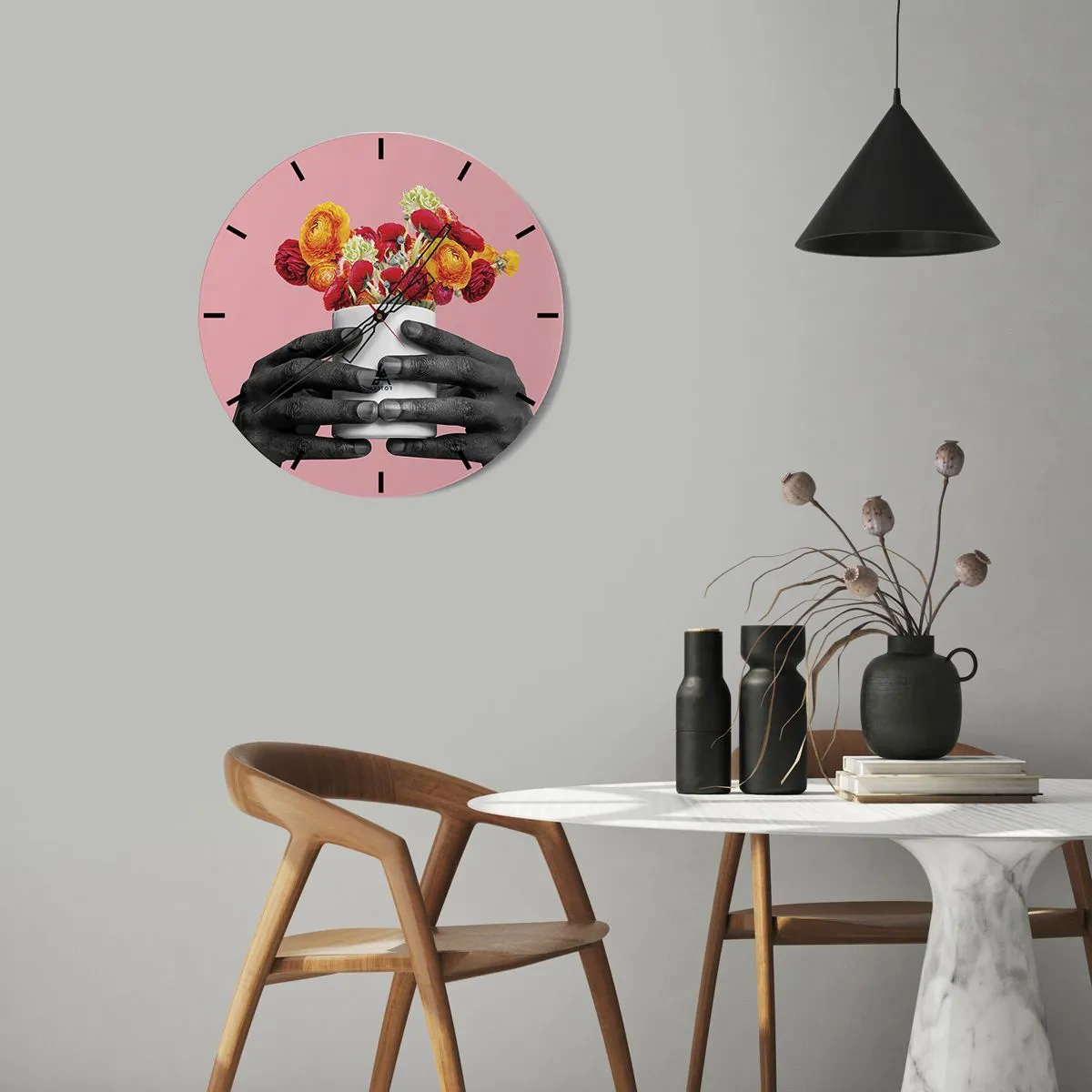 Vægur, Uret - Hænder, der holder en buket farverige blomster på en lyserød baggrund - 30x30cm - Livets apotheose - Moderne vægdekoration til stue, køkken og soveværelse ARTTOR