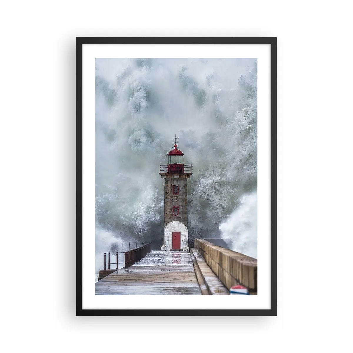 Plakat i sort ramme - Et fyrtårn omgivet af kraftige bølger under en storm - 50x70cm - Vandets brusen, vindens susen, lyden af vinden - Moderne vægdekoration til stue og soveværelse ARTTOR