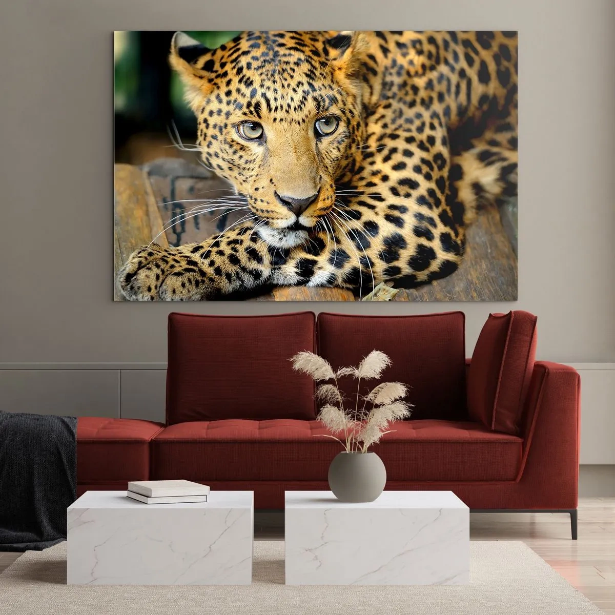 Billede på glas - Leopard hviler på en træoverflade - 70x50cm - Vær ikke bange, kom nu - Moderne vægdekoration til stue og soveværelse ARTTOR